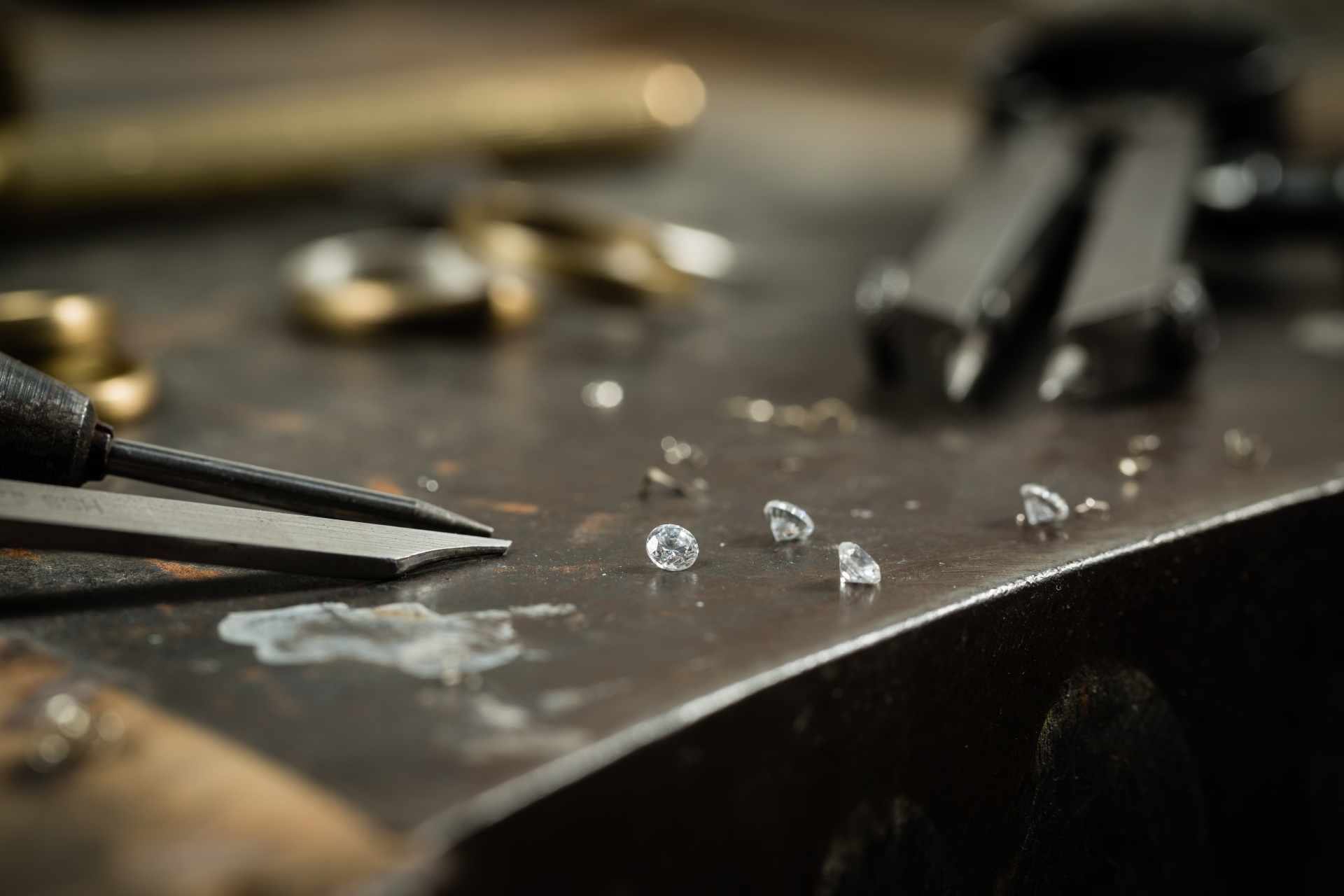 Werkbank mit Werkzeug und Diamanten zur Schmuckherstellung