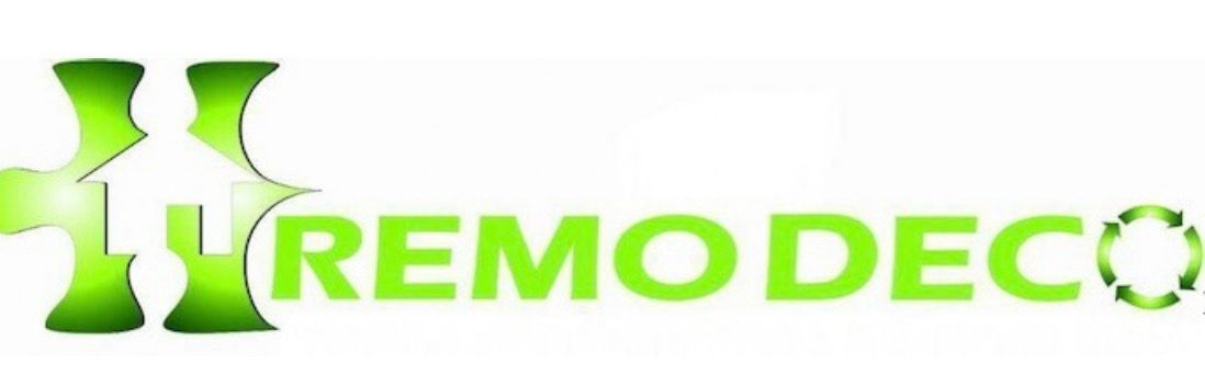 Logotipo verde con el &iacute;cono de una casa y las palabras REMODECO HOME.