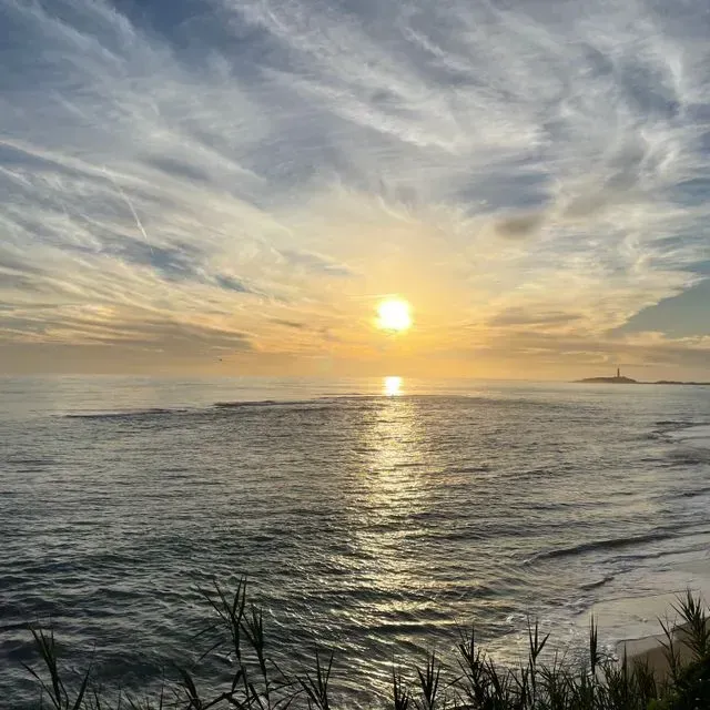 El sol se está poniendo sobre el océano.