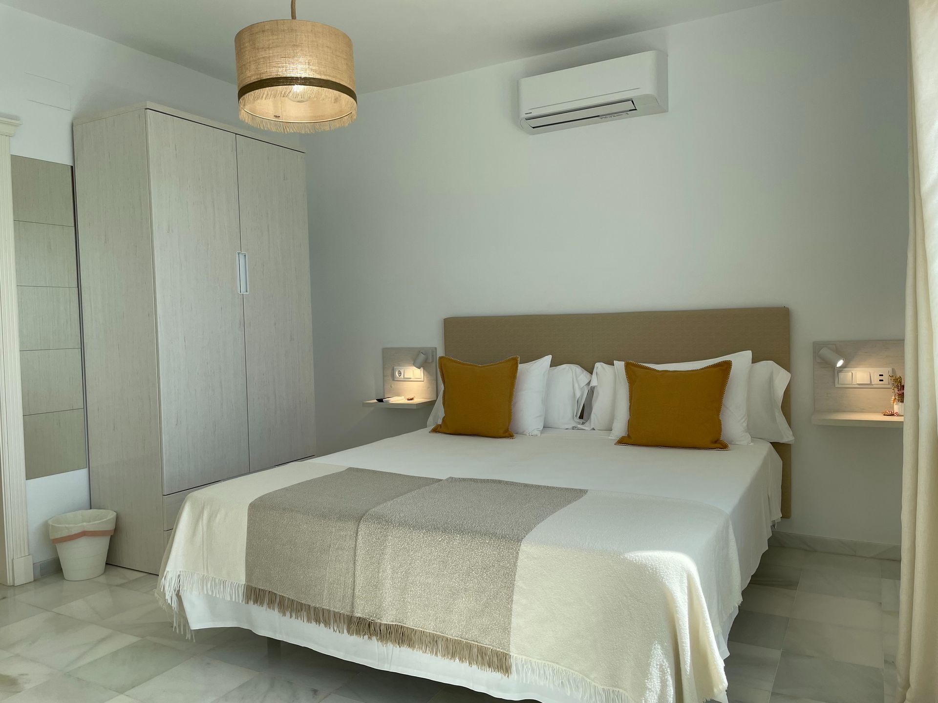 Un dormitorio con una cama grande y un armario.