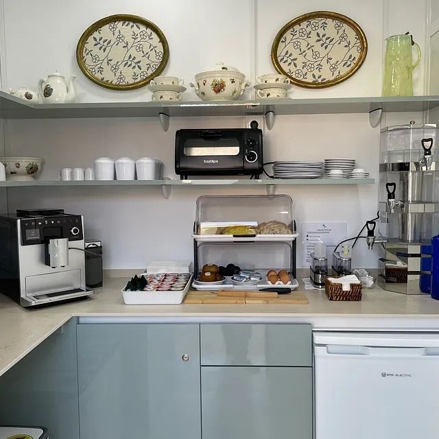 Una cocina con platos en la pared y una cafetera.