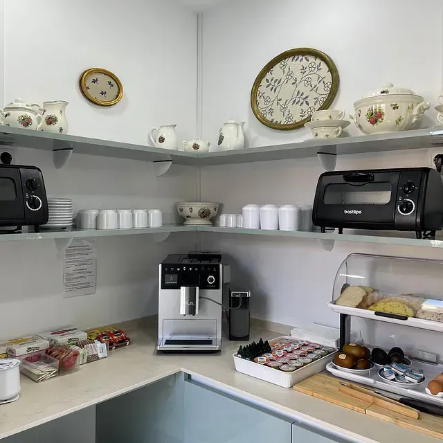 Una cocina con cafetera y horno tostador