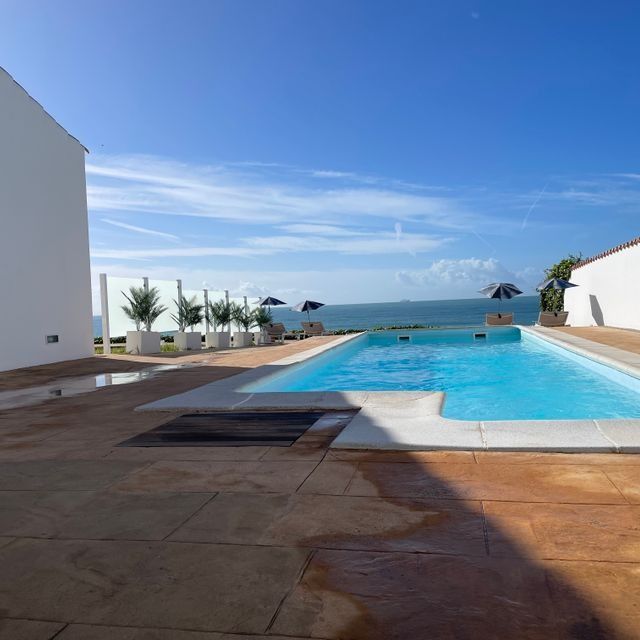 Una gran piscina con vista al mar.