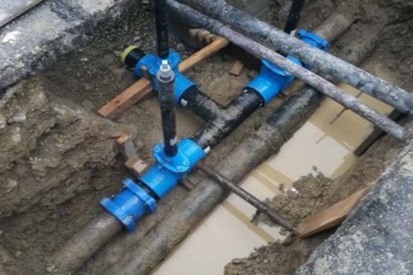 Im Boden sind zahlreiche Rohre miteinander verbunden. Foto von Höchner Sanitär Heizung