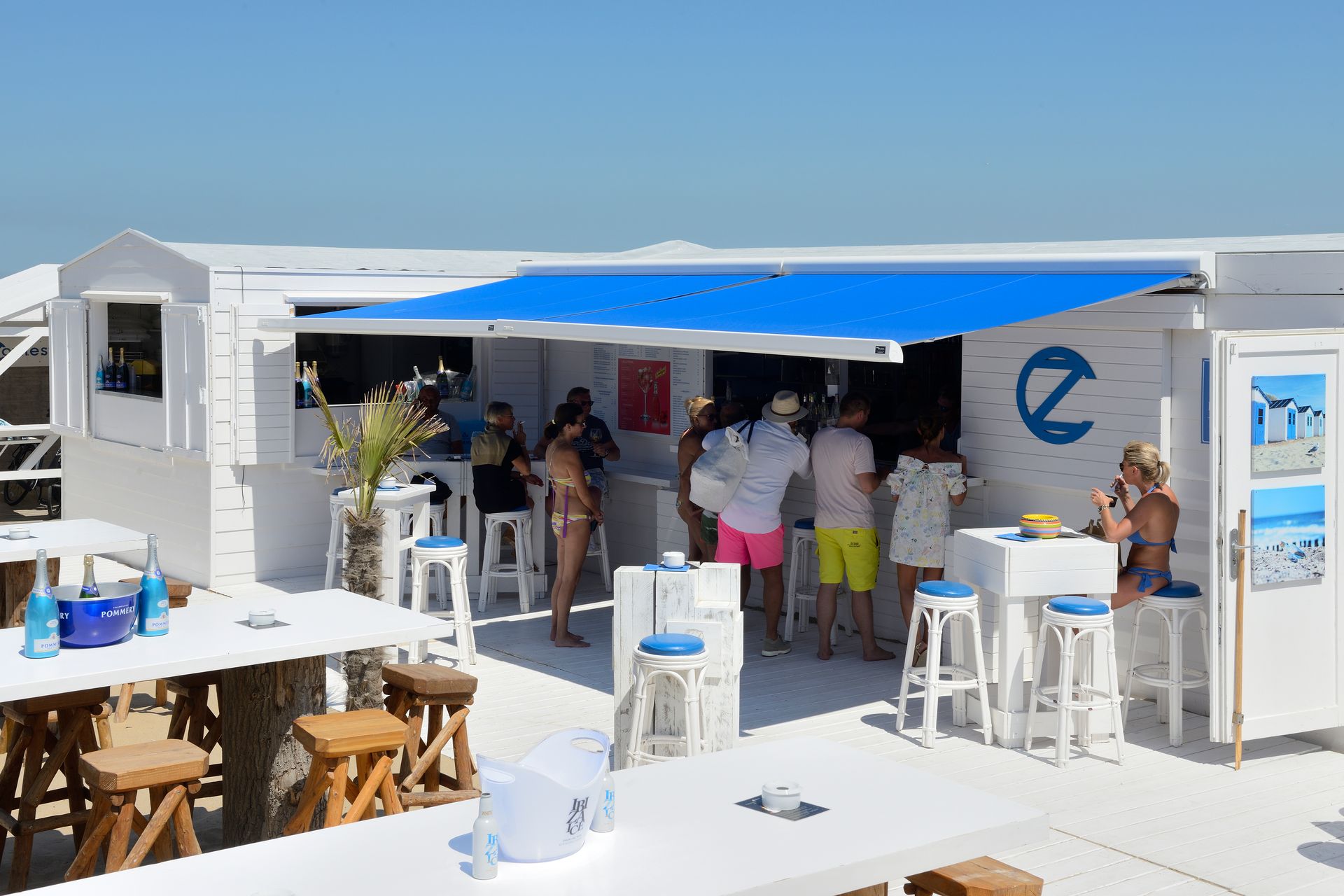 Store bleu chez un restaurateur en extérieur