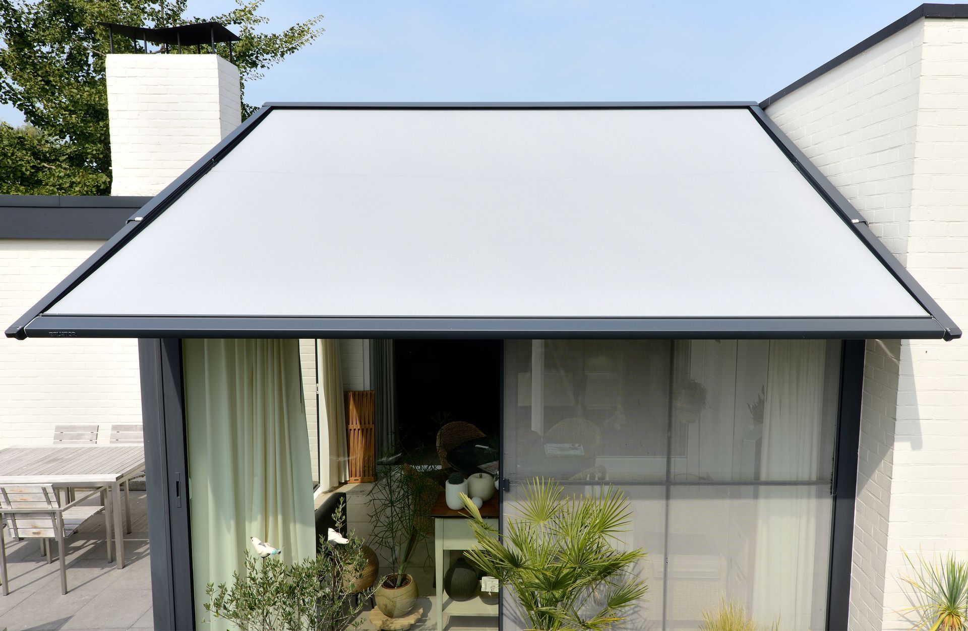 Vue du dessus d'un store de véranda