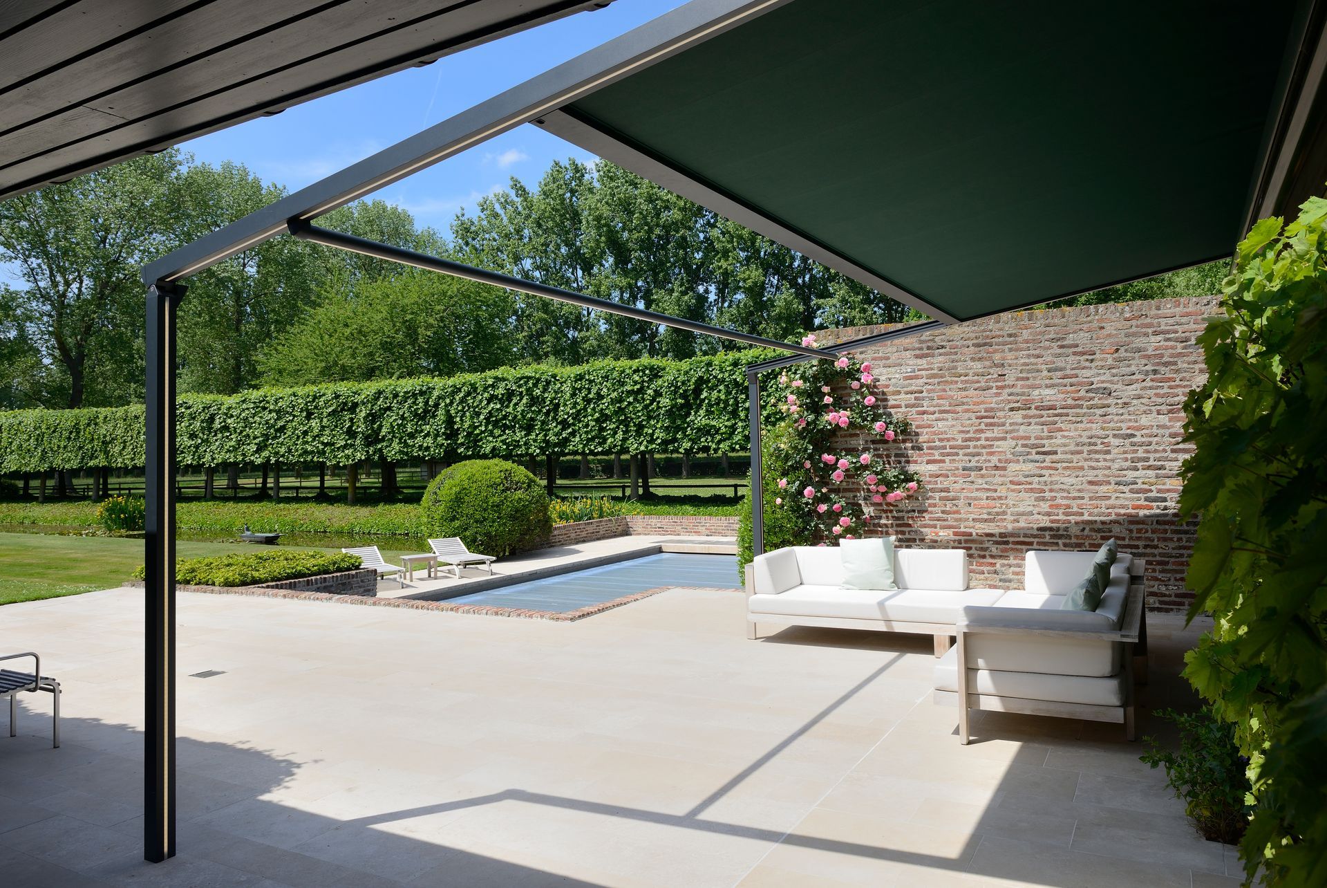 Pergolas en tissu semi-déployées à proximité d'une piscine