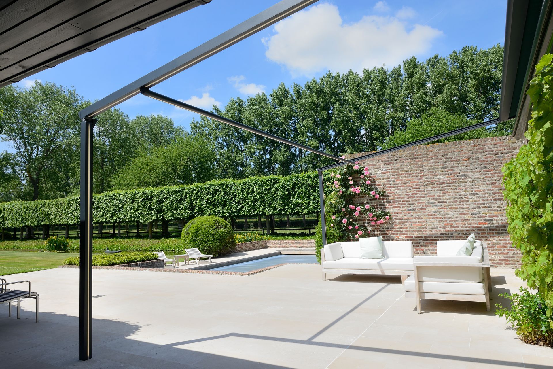 Terrasse avec piscine à la pergola en tissu non déployé
