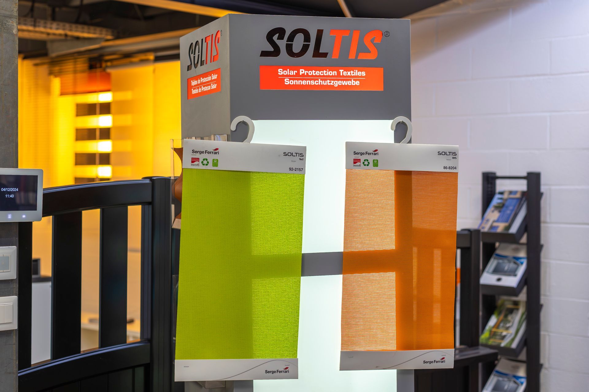 Exposition d'échantillons de tissu colorés orange et vert