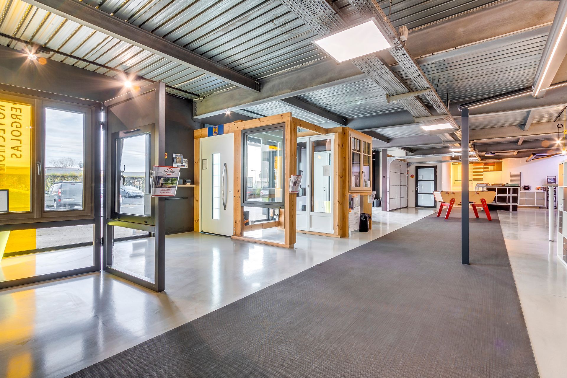 Entrée du magasin Godstore vue de l'intérieur