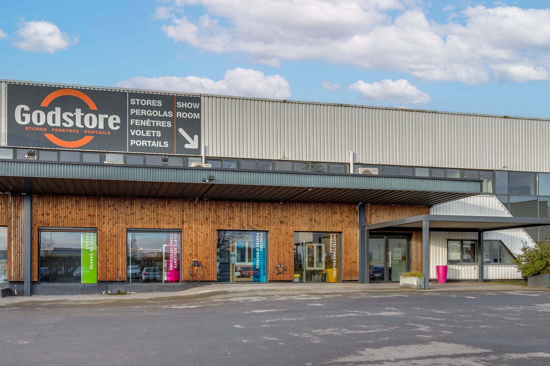 Magasin Godstore vu du parking