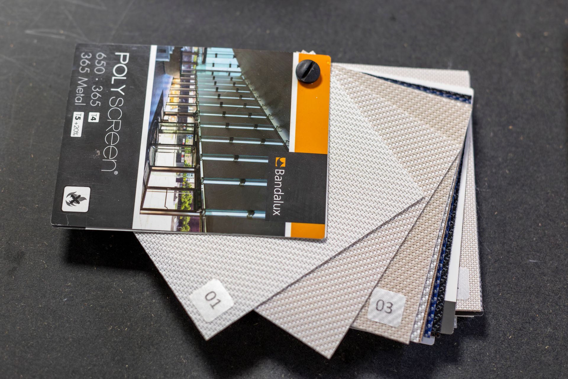 Catalogue de produits au-dessus d'échantillons de stores intérieurs