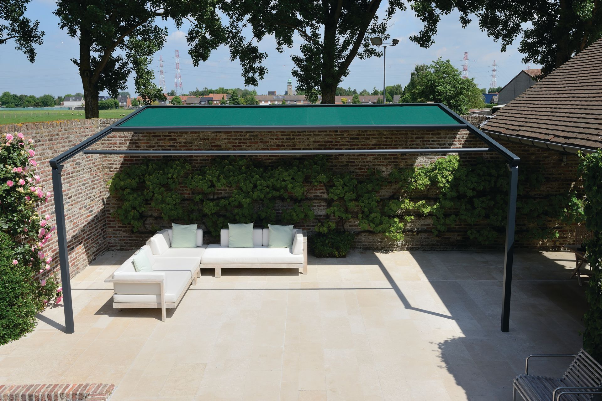 Vue du dessus d'une pergola dont la voile est semi-fermée