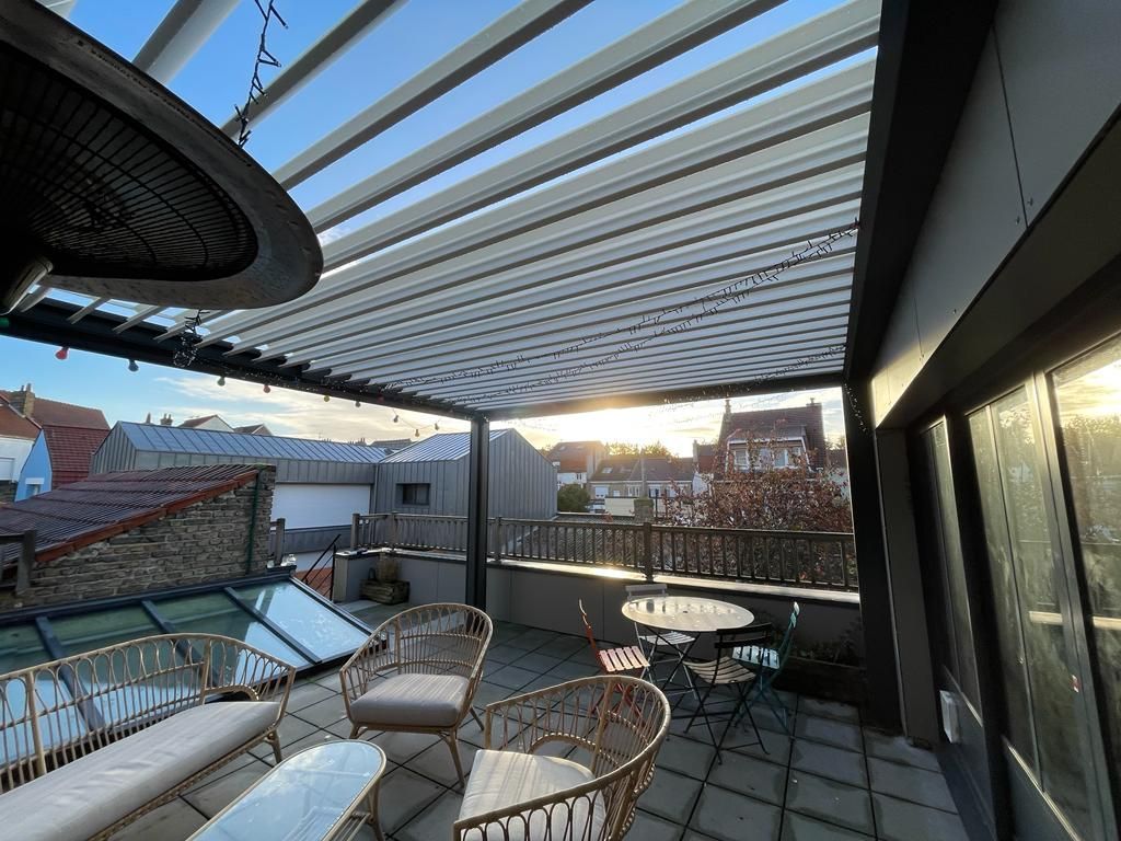 Dessous d'une terrasse d'un appartement sous une pergola