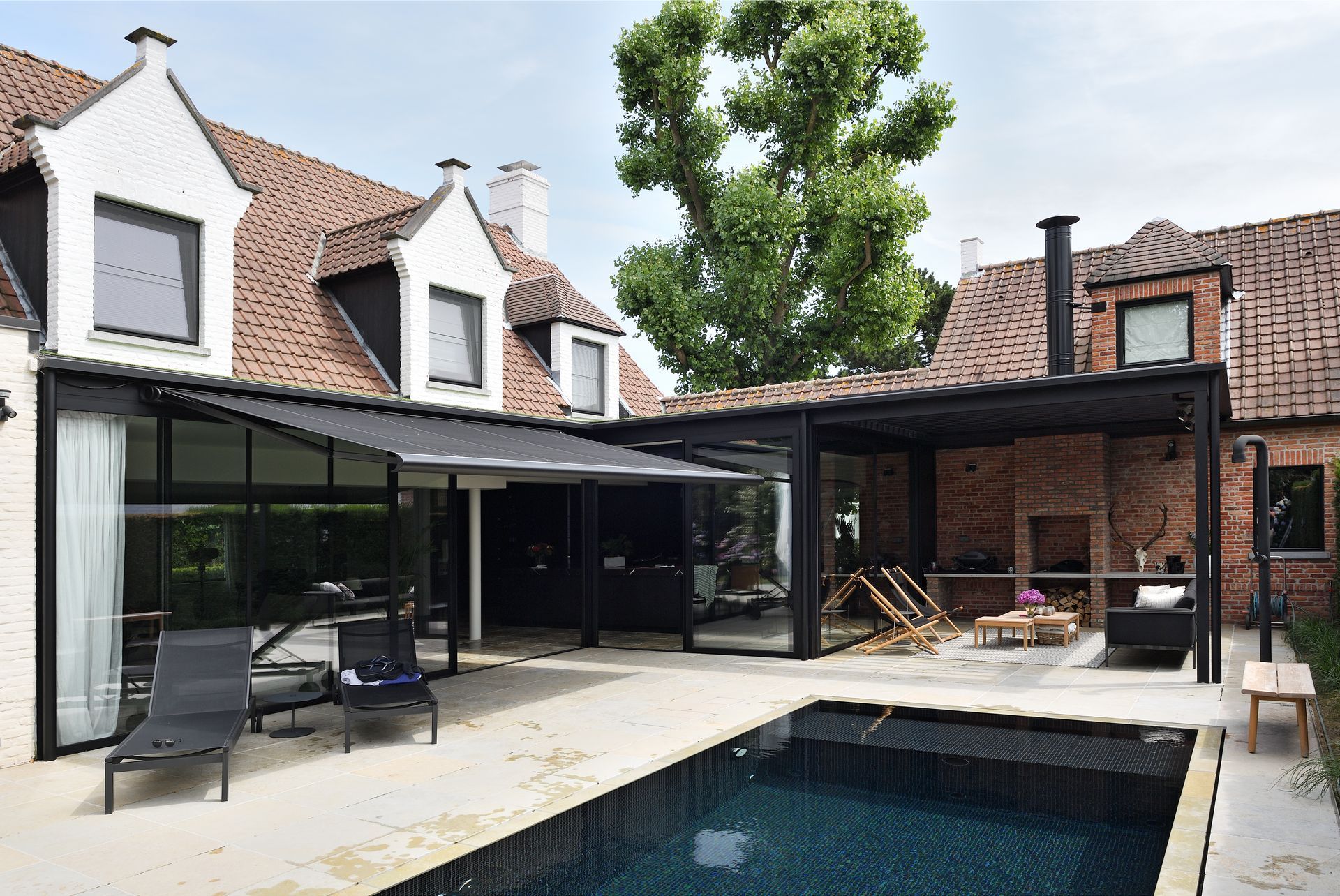 Grande maison avec piscine, pergola et store extérieur