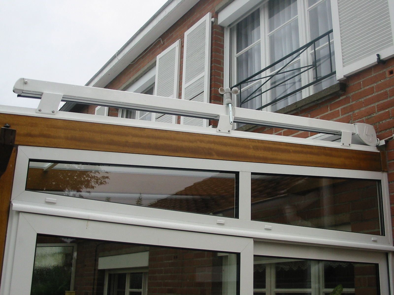 Gros plan sur une fixation d'un store de véranda