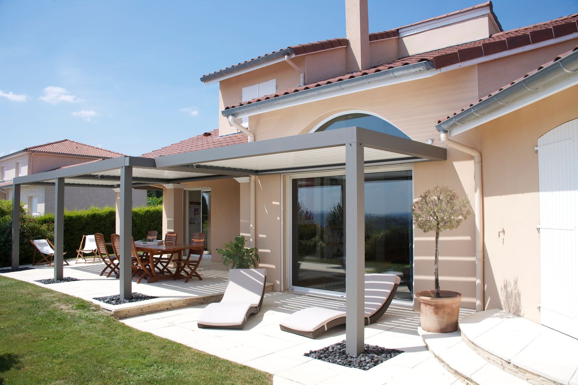 Grande maison avec deux pergolas l'une à côté de l'autre