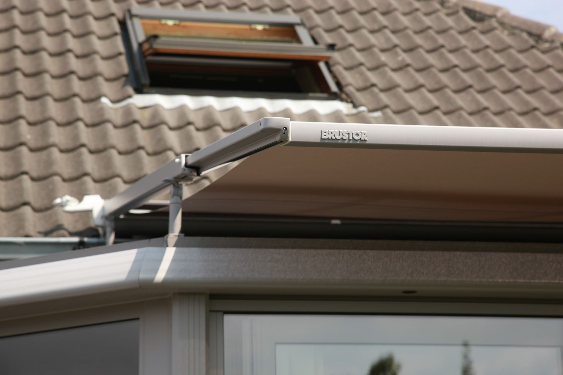 Gros plan sur un store au dessus d'une véranda