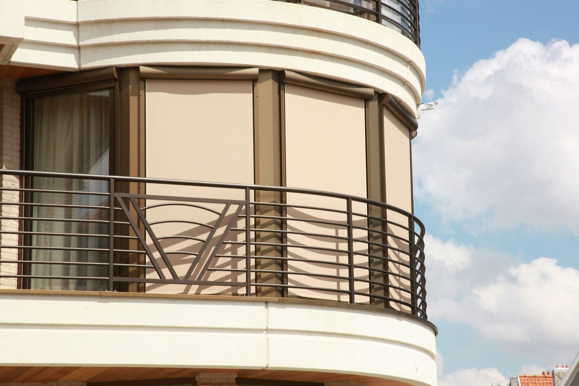 Stores extérieurs fermés sur plusieurs fenêtre d'un appartement d'un immeuble