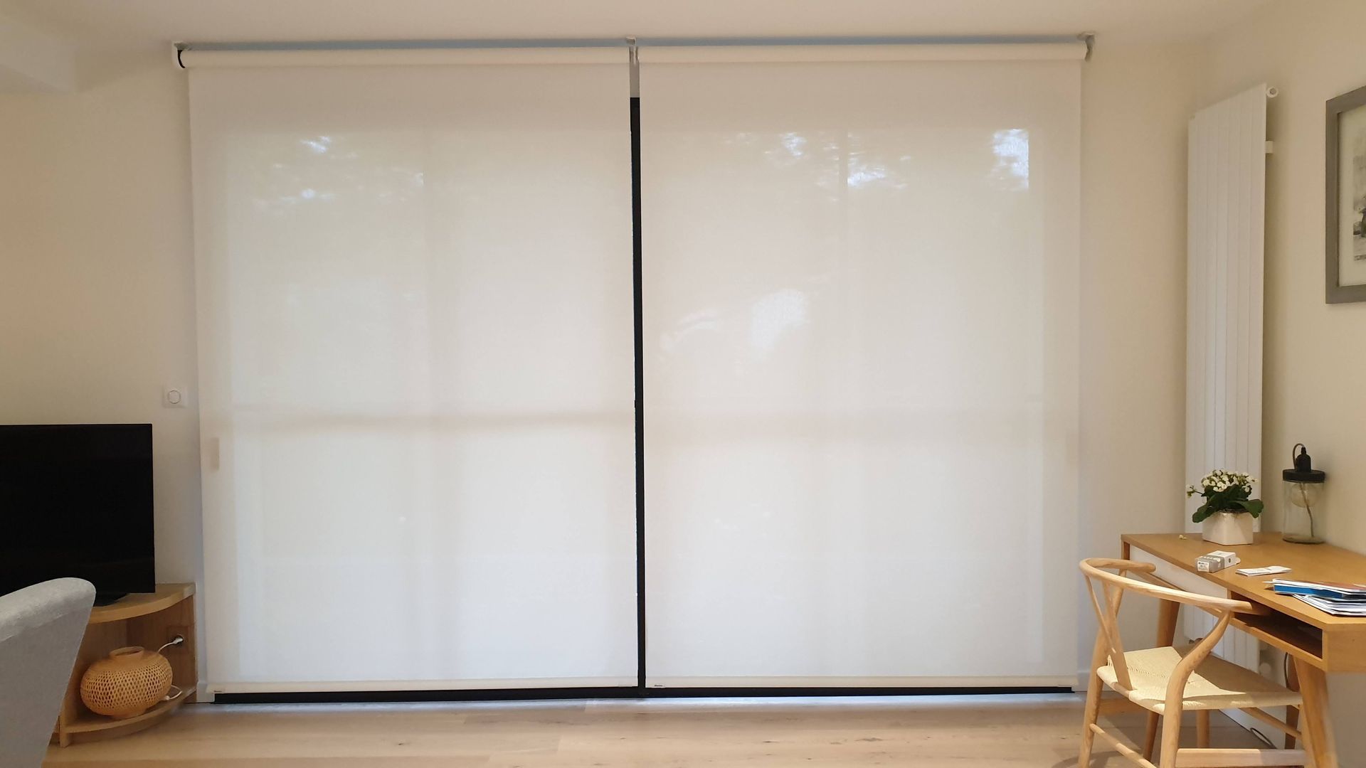 Deux stores intérieurs en tissu fermés