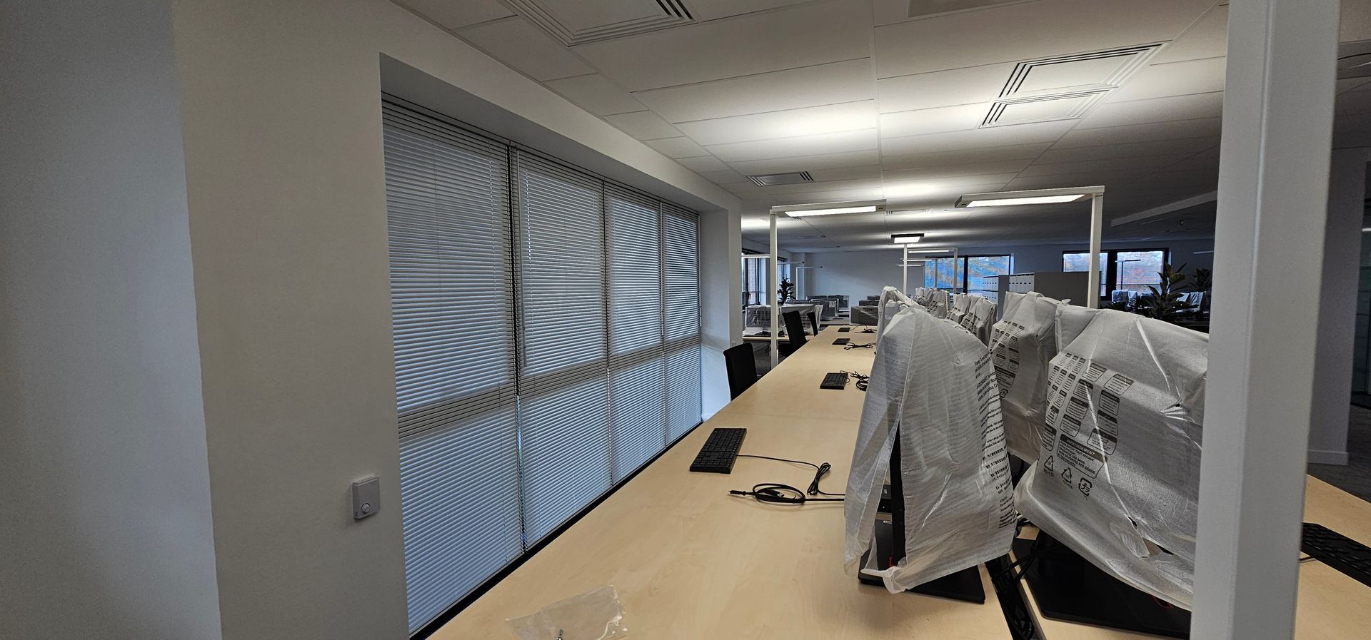 Intérieur d'un open space avec tous les stores fermés