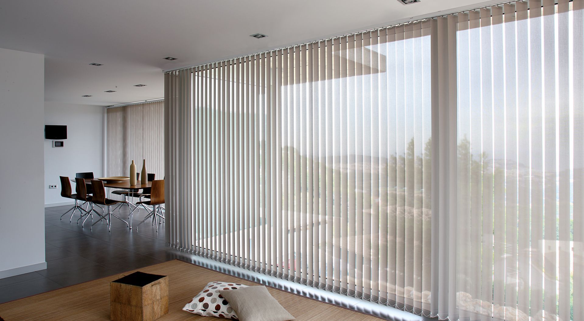 Grande pièce avec stores à bandes verticales