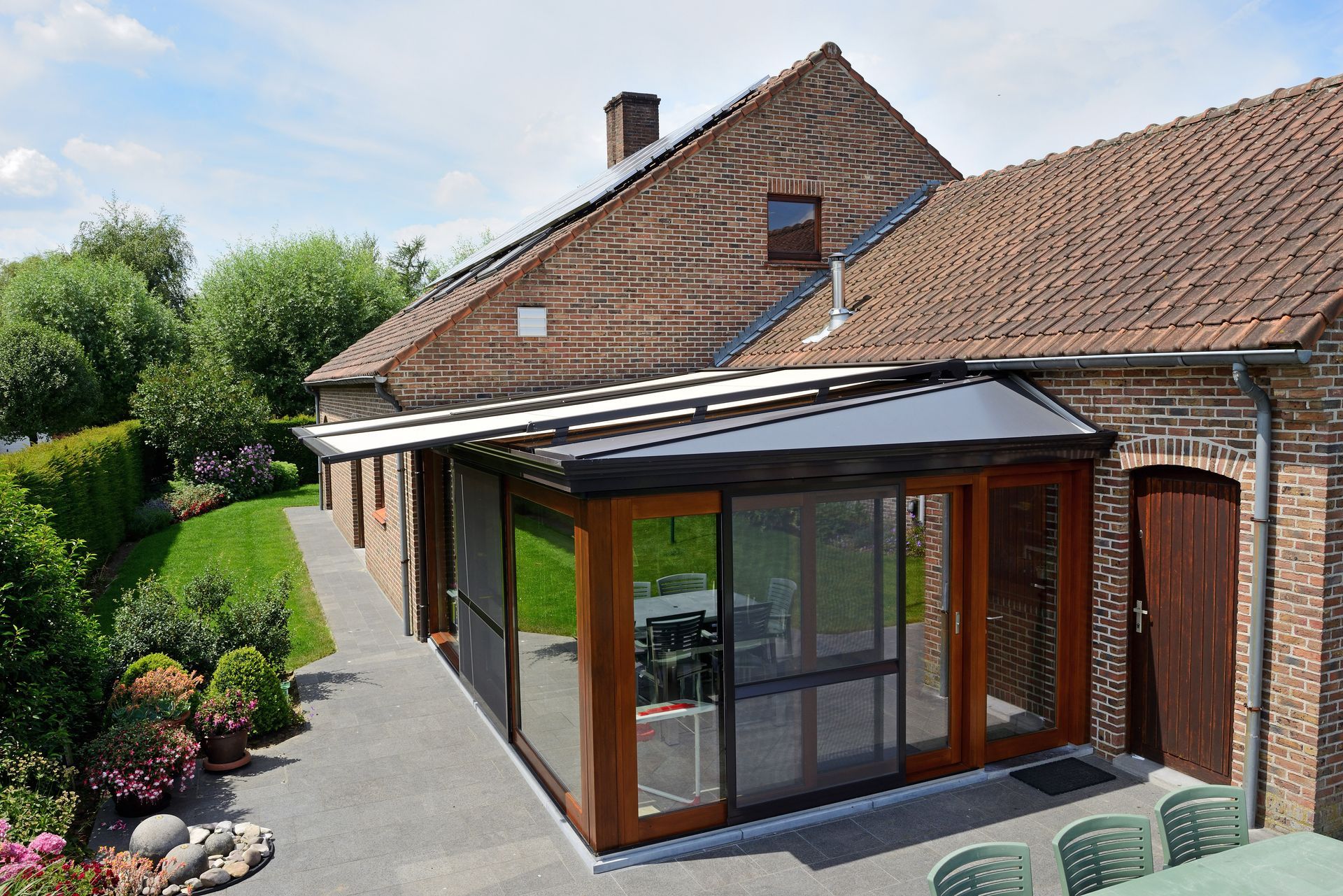 Vue légèrement du dessus d'une véranda d'une maison