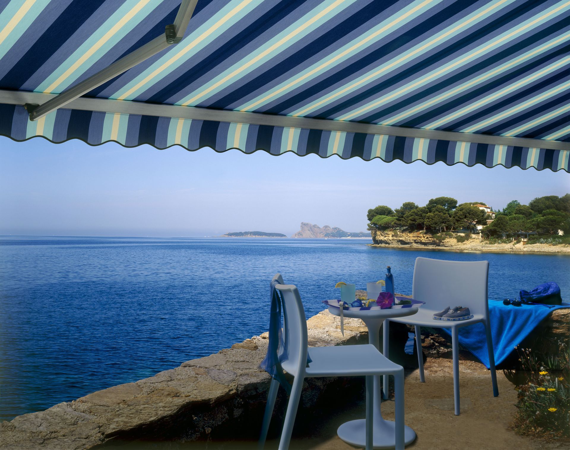 Vue sur la mer sous un store banne
