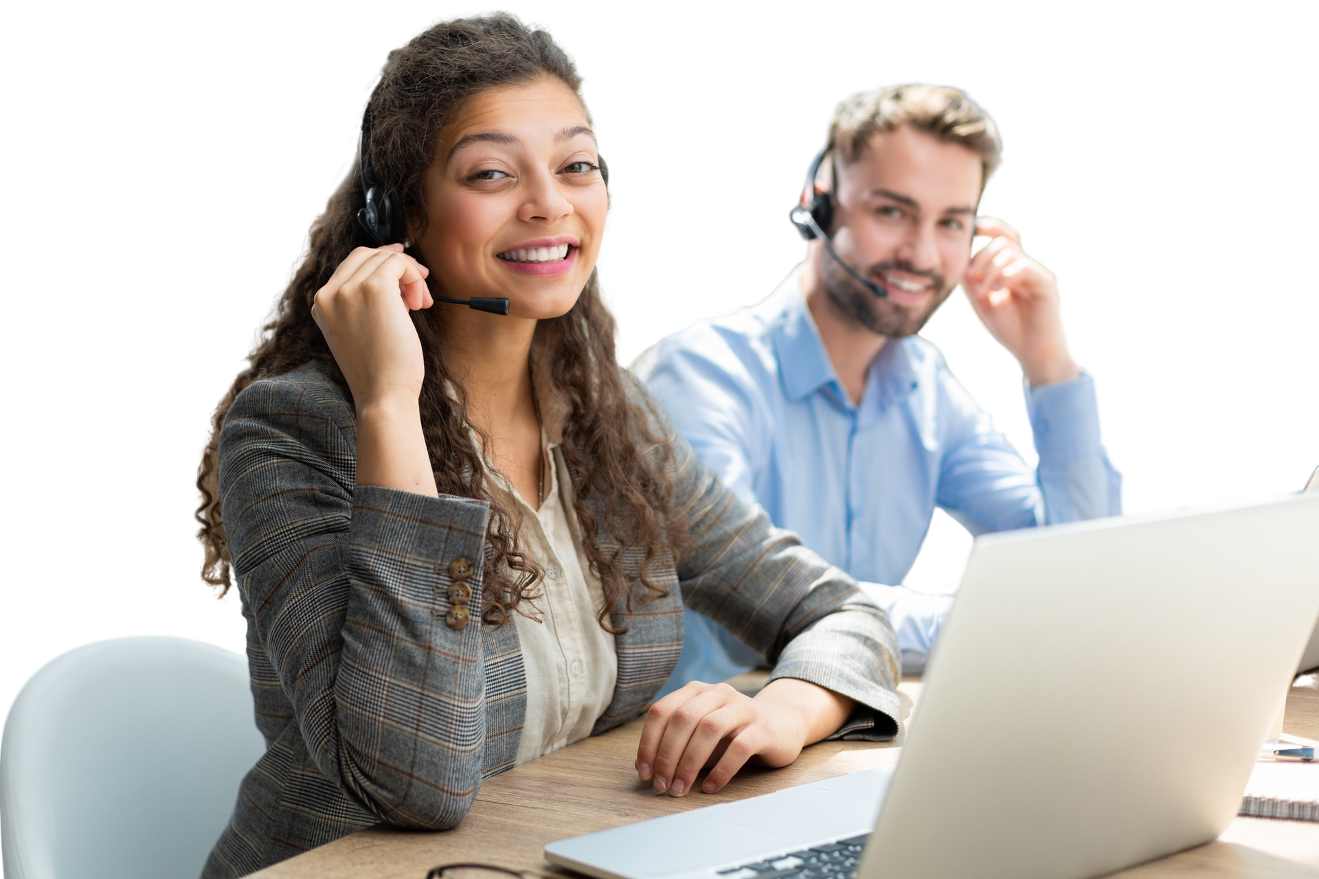 Deux personnes souriantes avec des casques audio