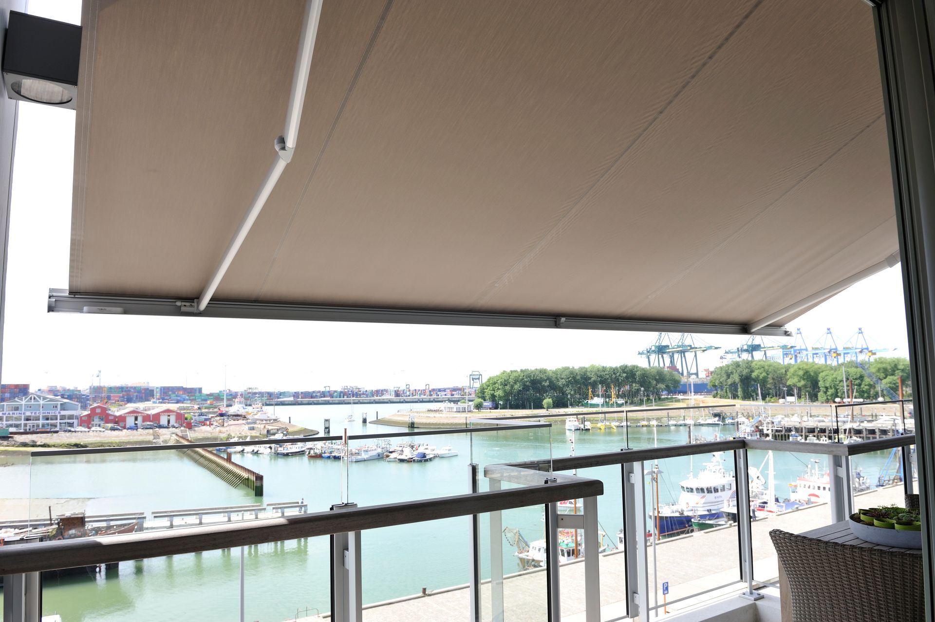 Vue sur la rivière d'une terrasse sous un store banne