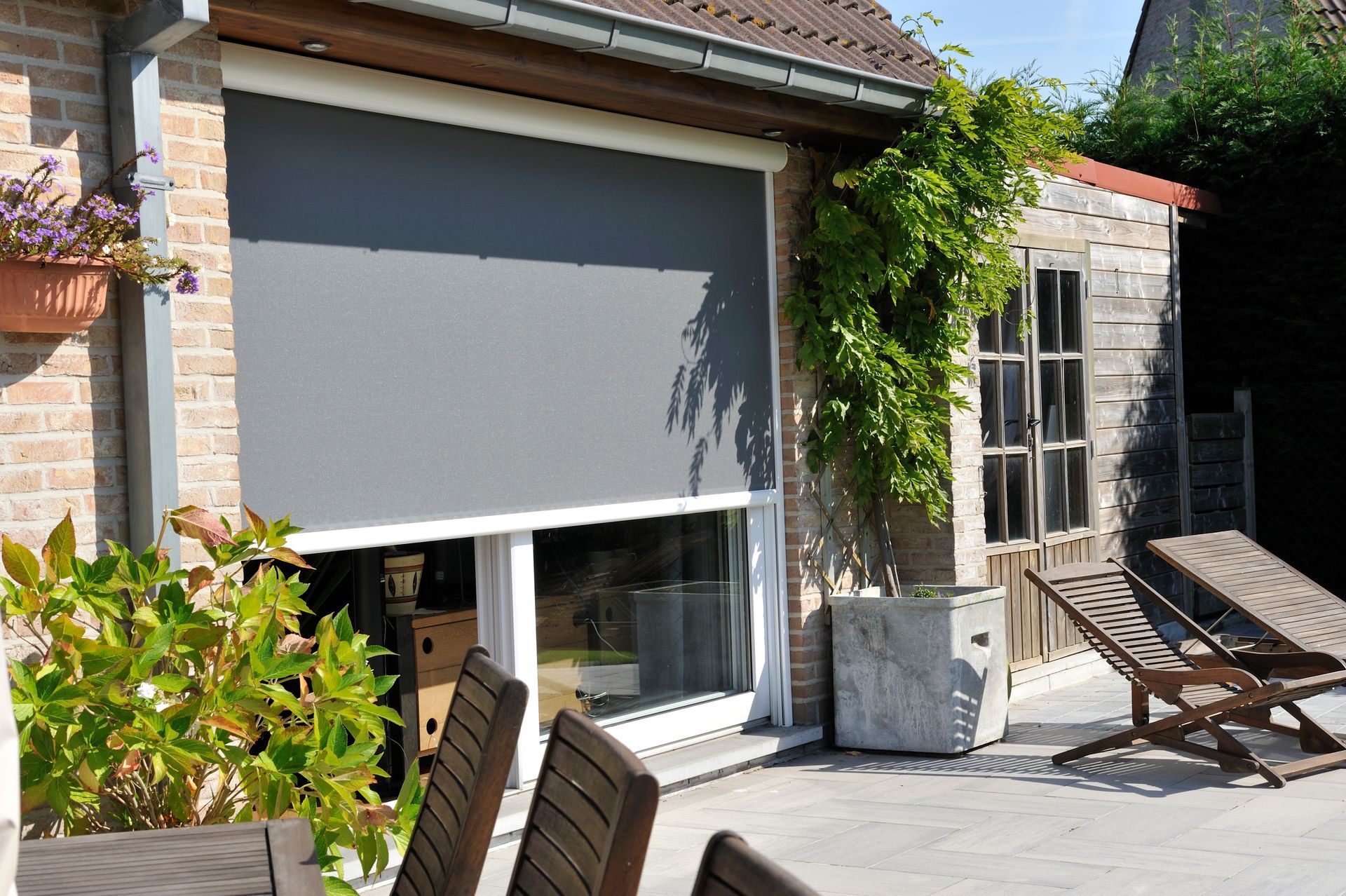 Store vertical extérieur semi-ouvert d'une baie vitrée d'une maison