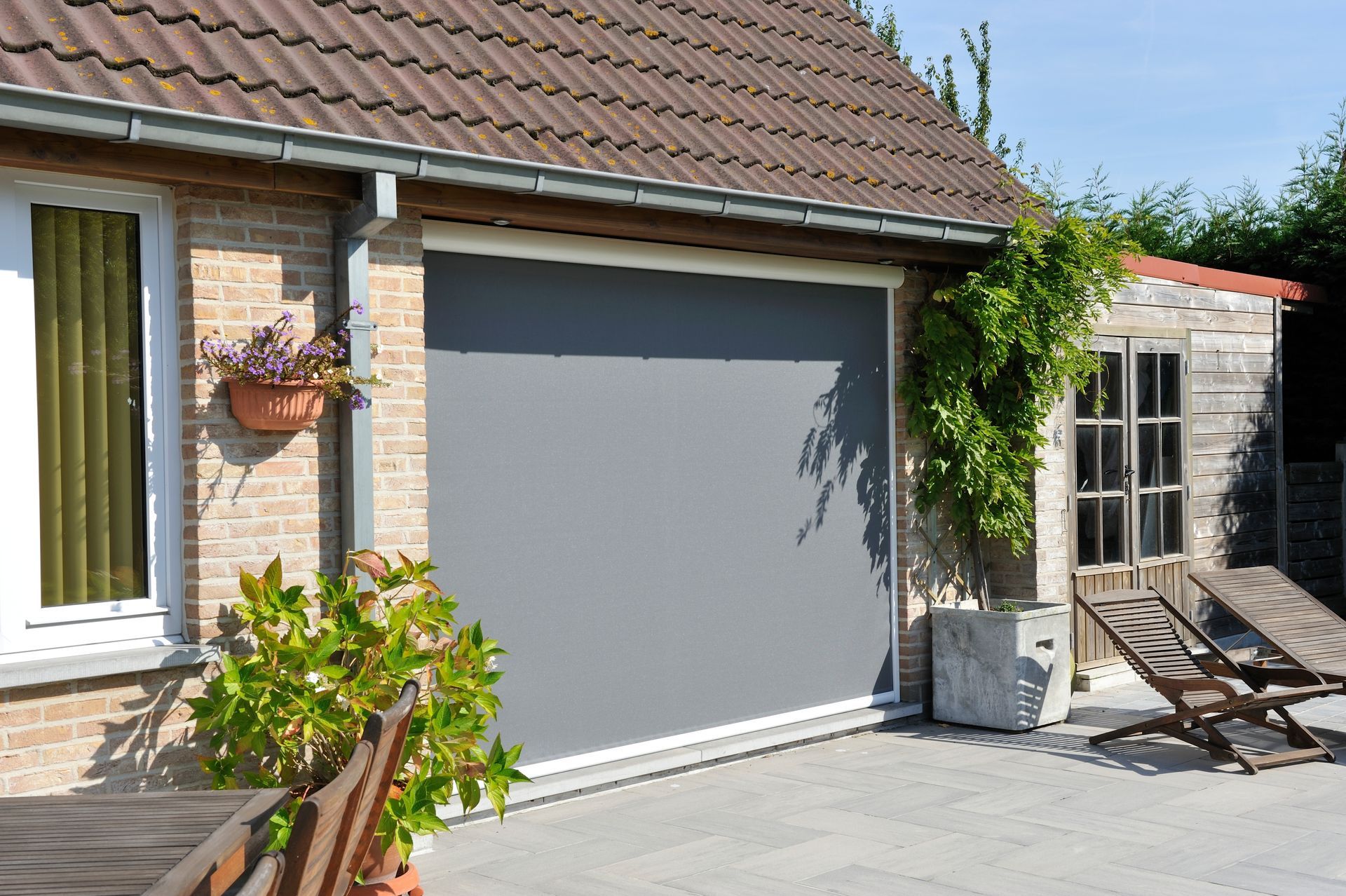 Store extérieur en tissu fermé d'une baie vitrée de maison