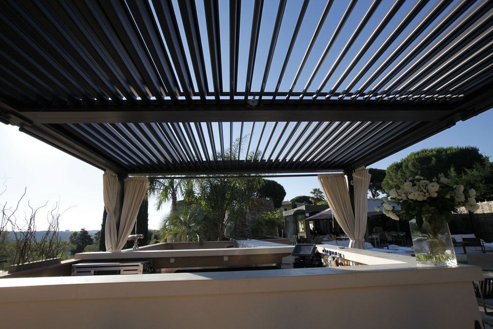 Comptoir bar sous une pergola