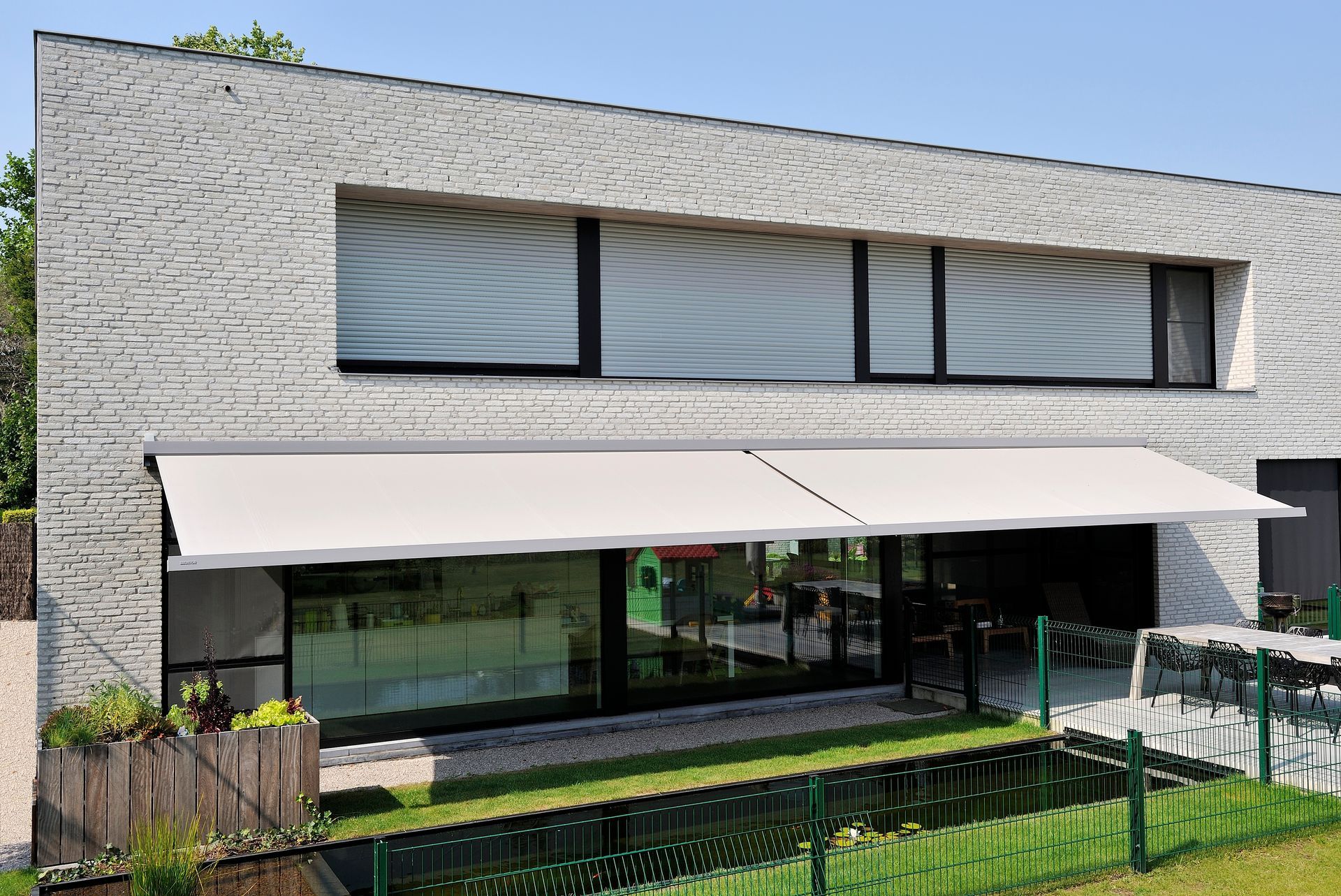 Façade d'un magasin avec deux stores bannes blancs déployés