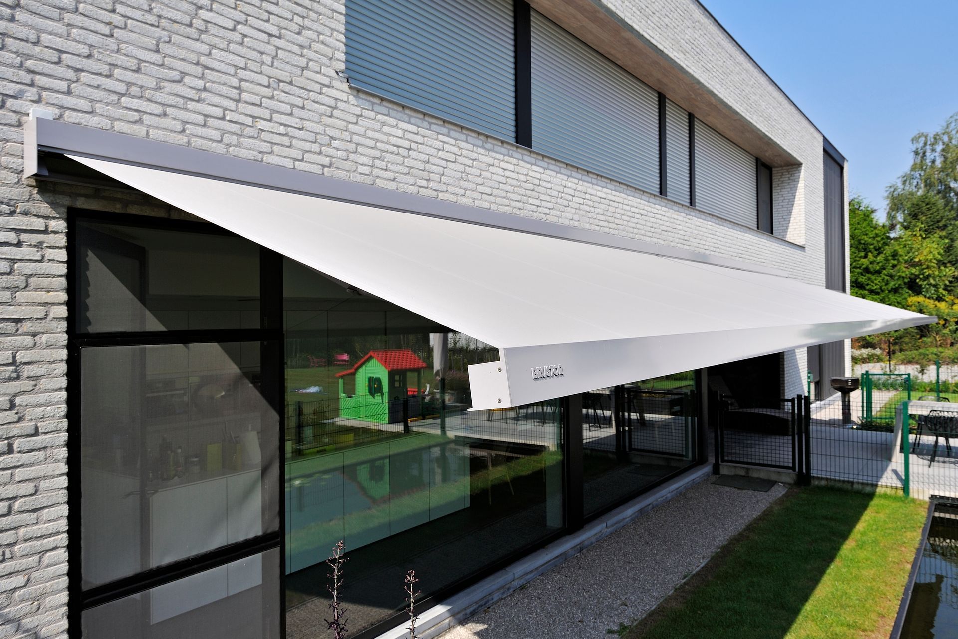 Store extérieur ouvert d'une enseigne