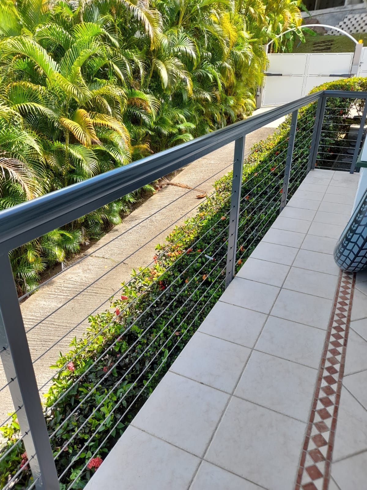 Garde-corps à câble en inox d'une terrasse