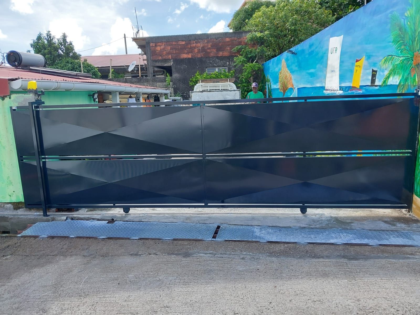 Grand portail coulissant noir