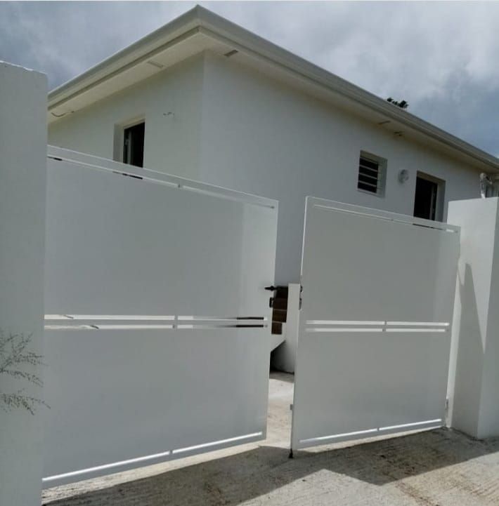 Portail blanc design entrouvert