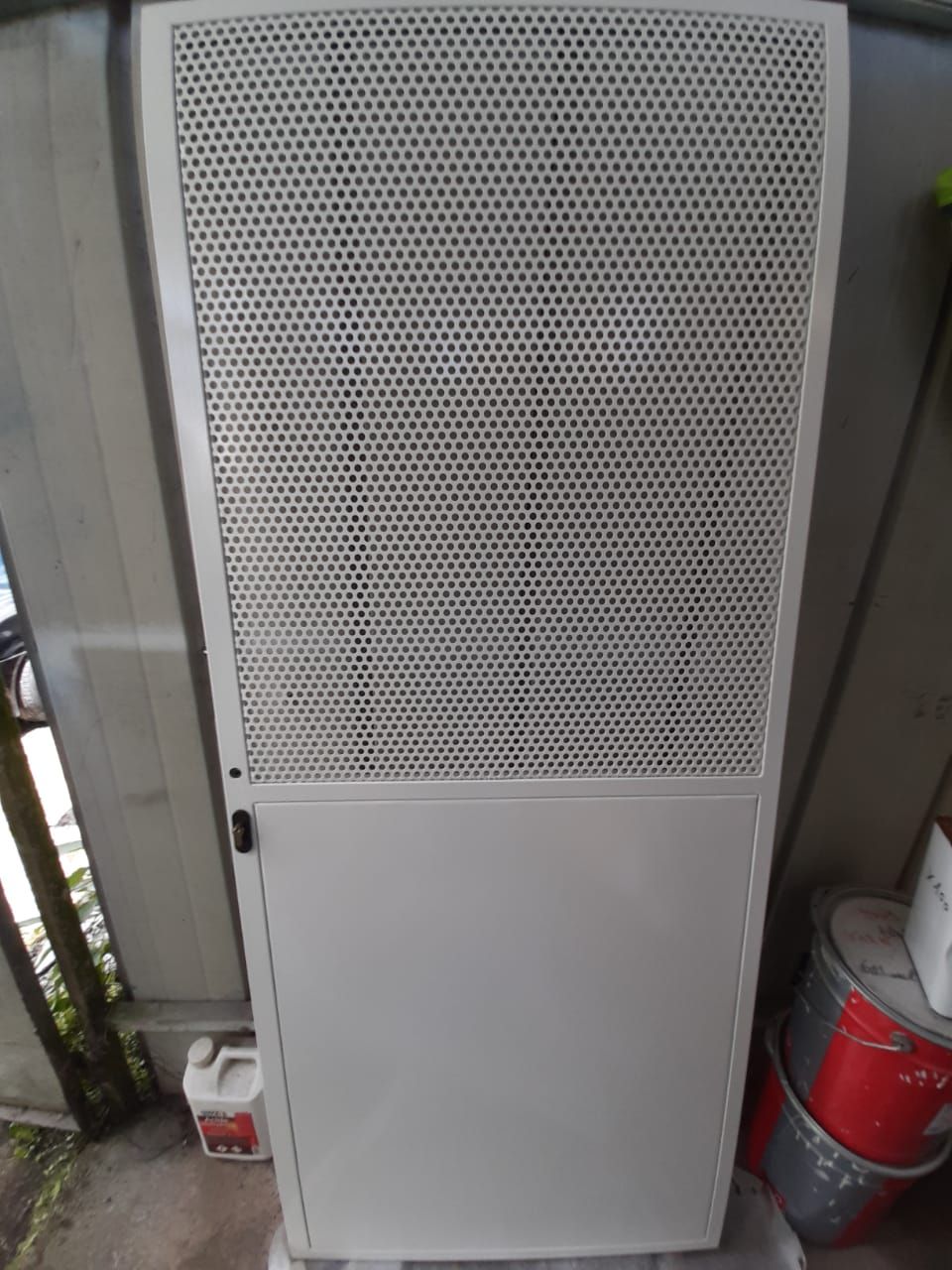 Porte blanche avec de multiples petites alvéoles