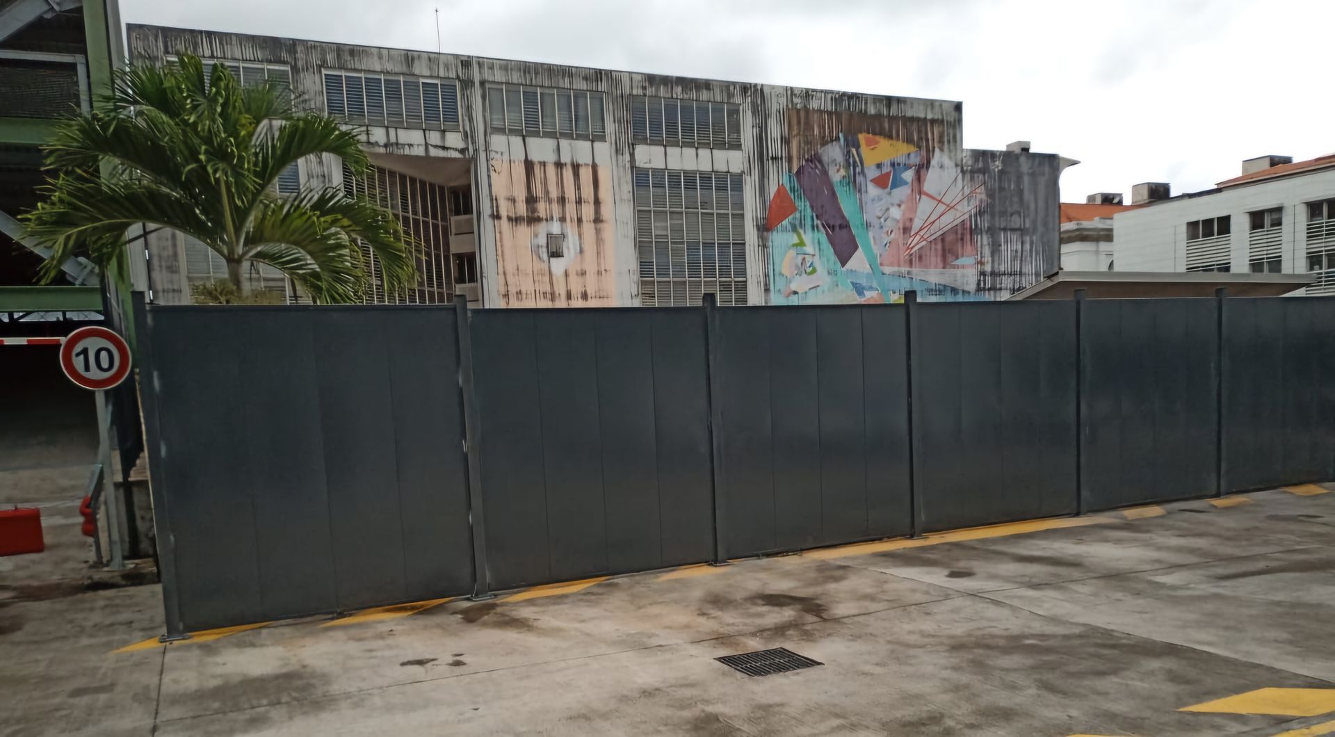 Clôture noire métallique