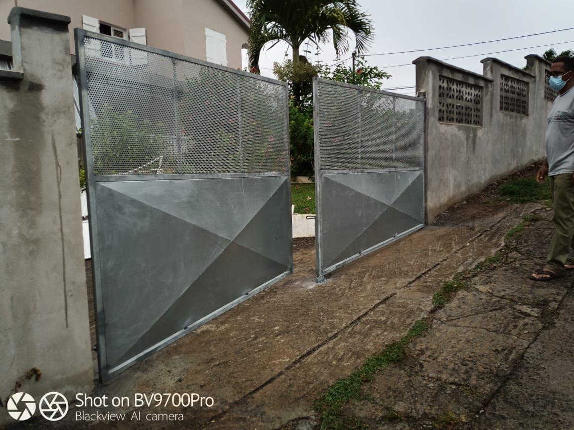 Portail métallique entrouvert