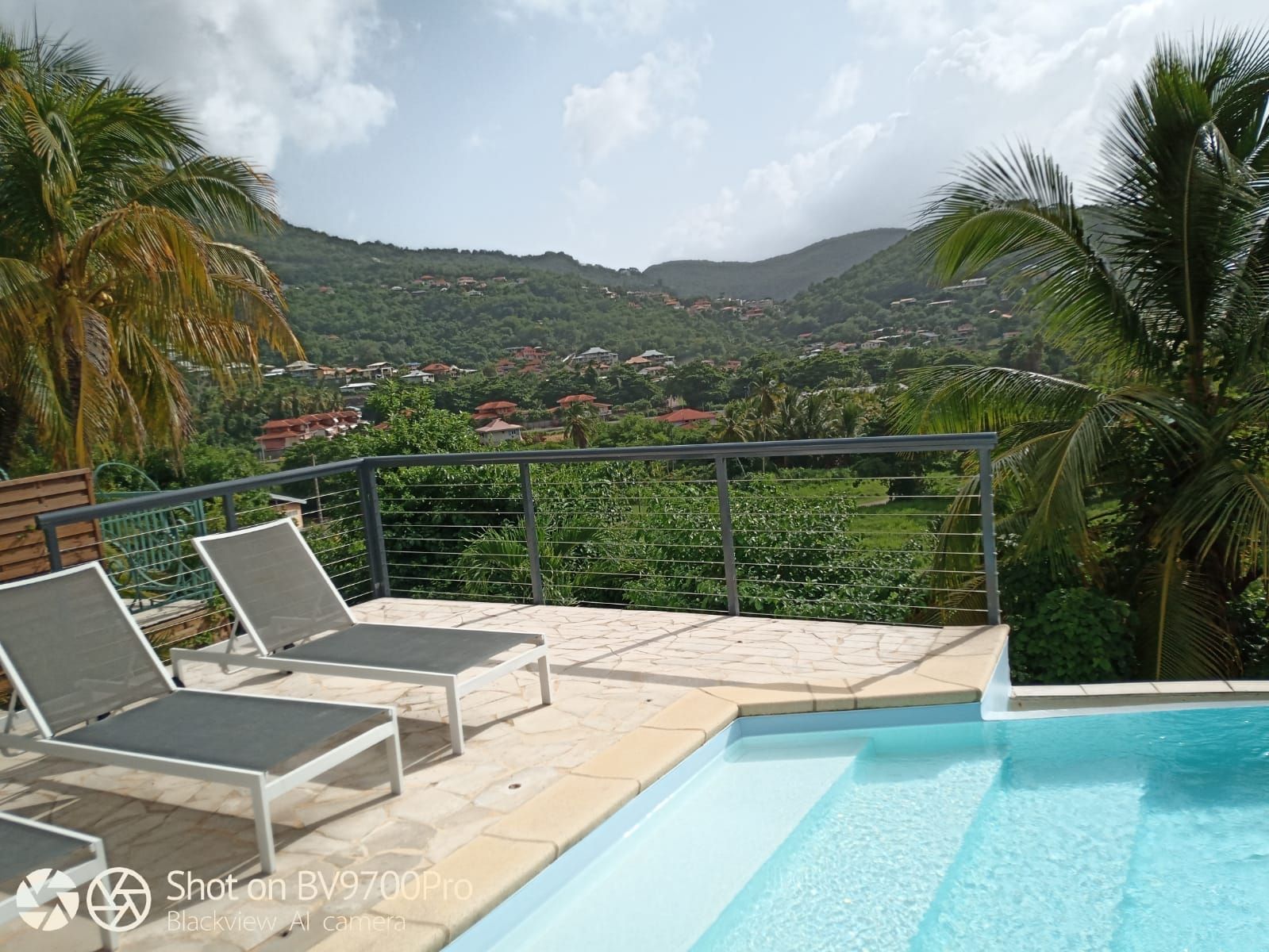 Garde-corps d'une terrasse près d'une piscine