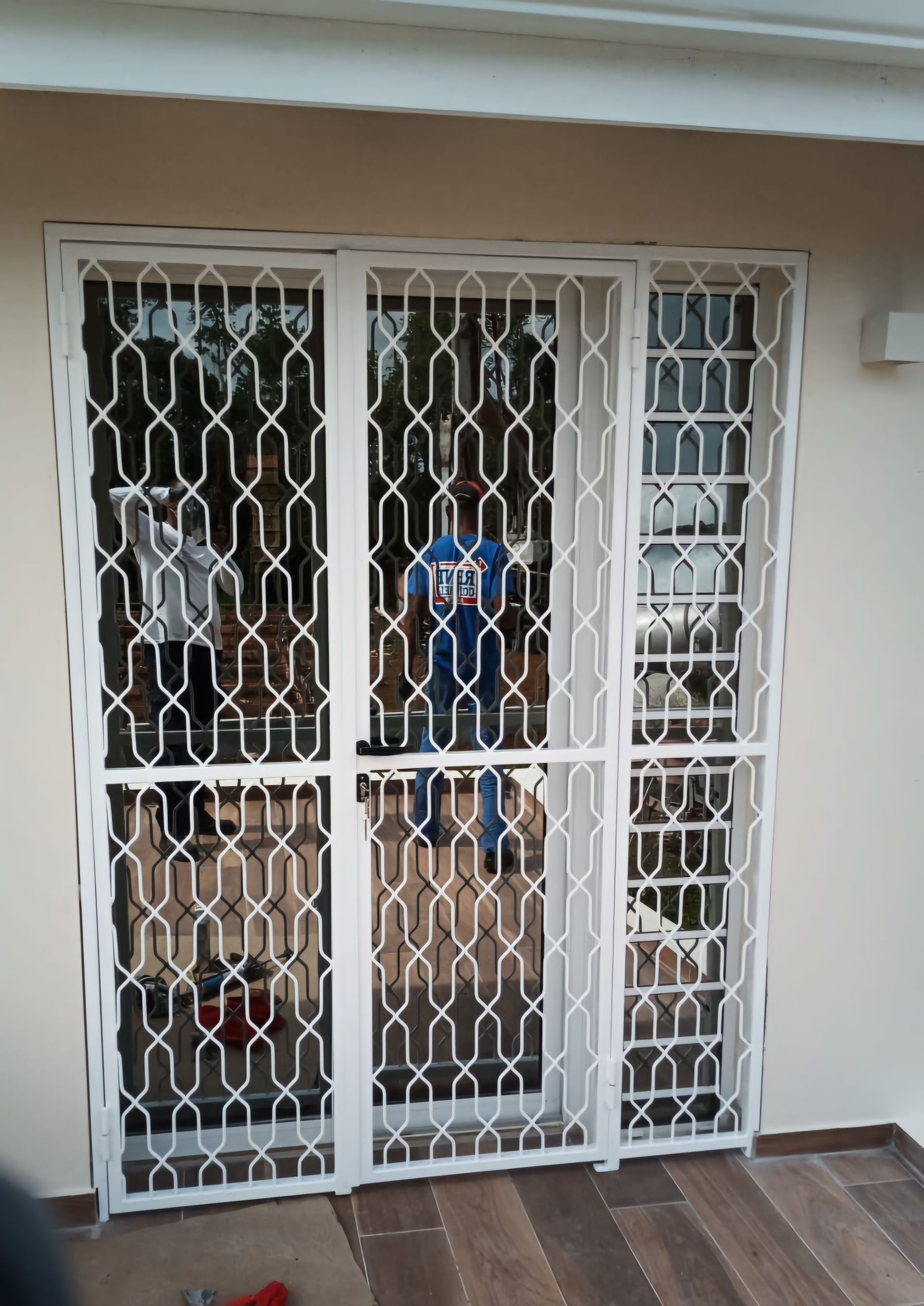 Grille de protection blanche en fer forgé