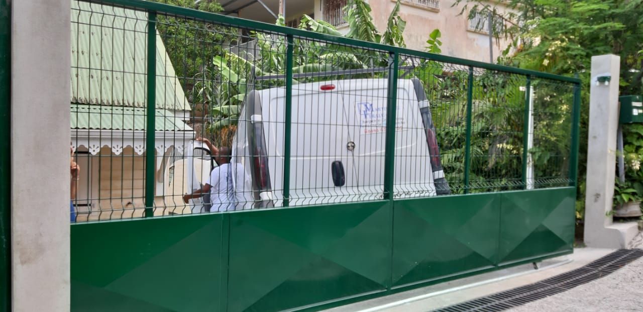Installation en Martinique d'un portail vert.