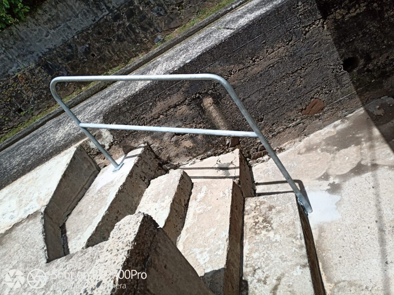 Barrière métallique d'un escalier en pierre