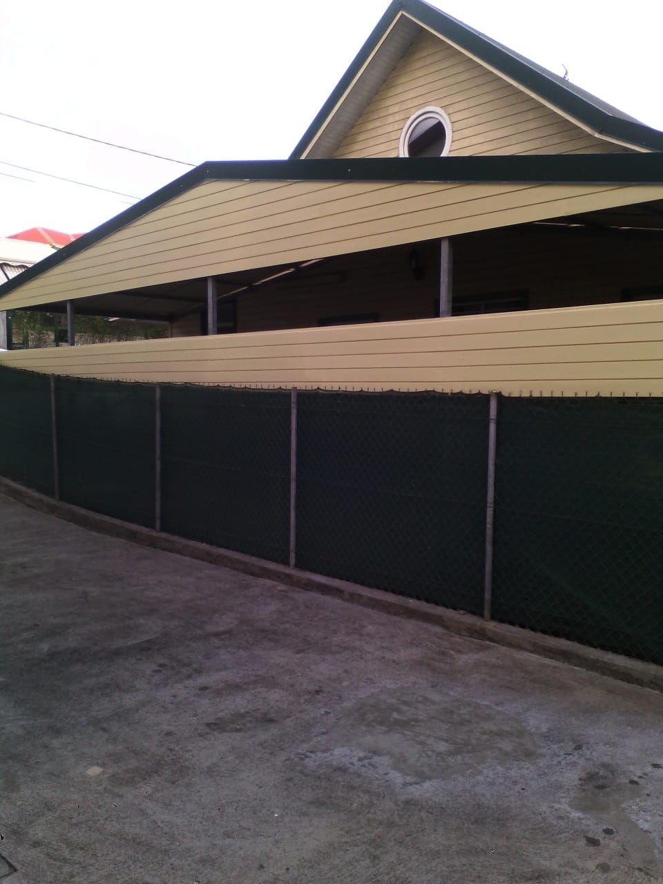 Clôture métallique noire avec des petits pics au-dessus