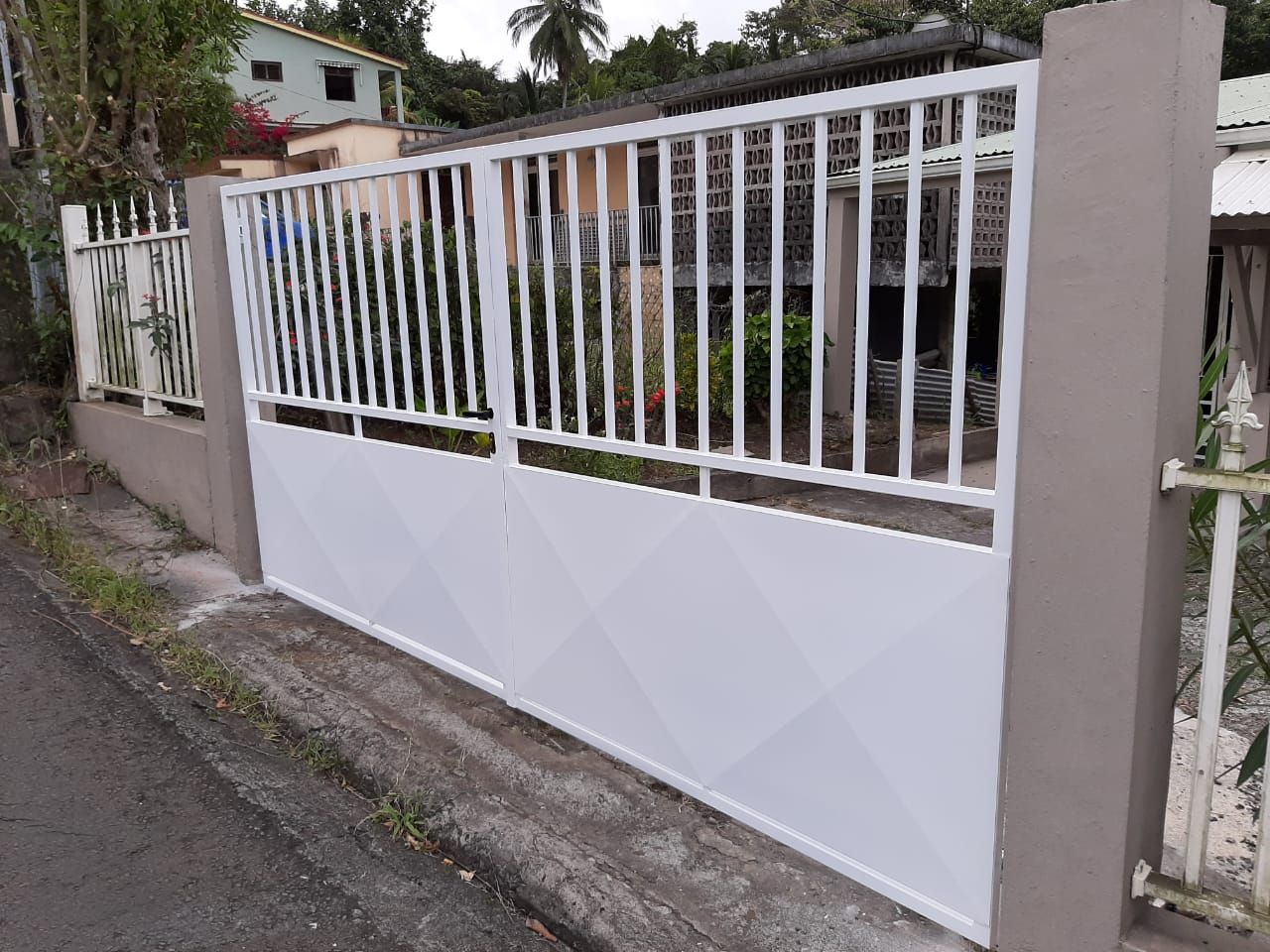 Portail blanc à moitié plein