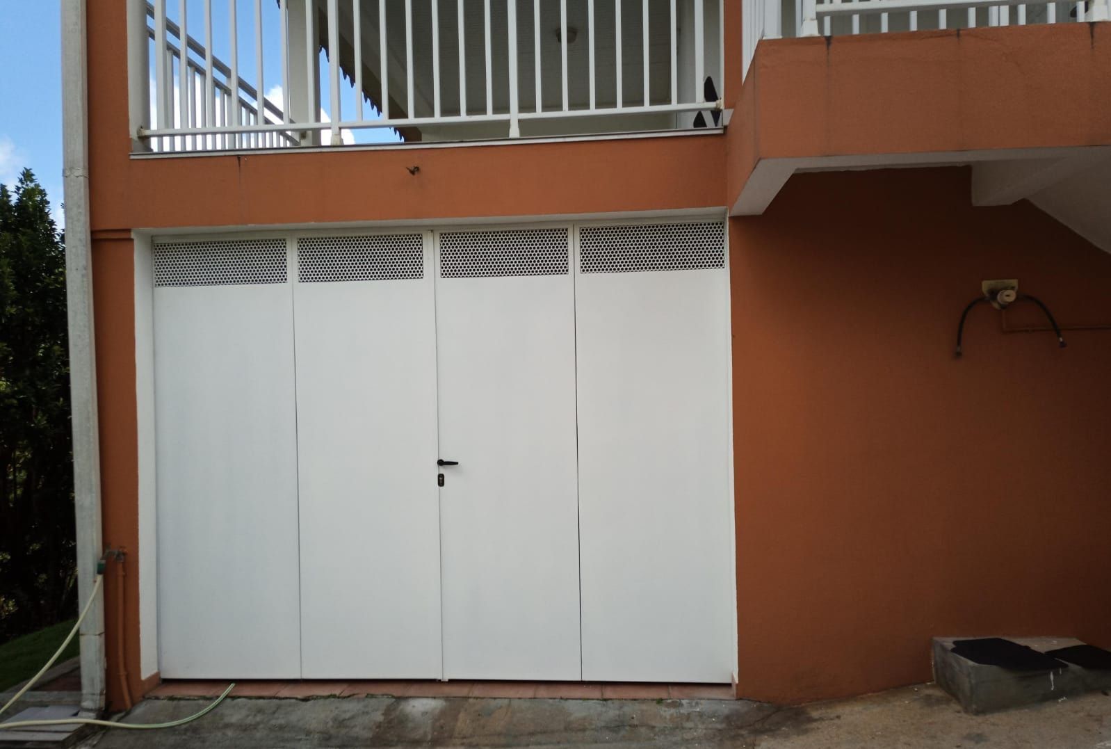 Porte métallique blanche