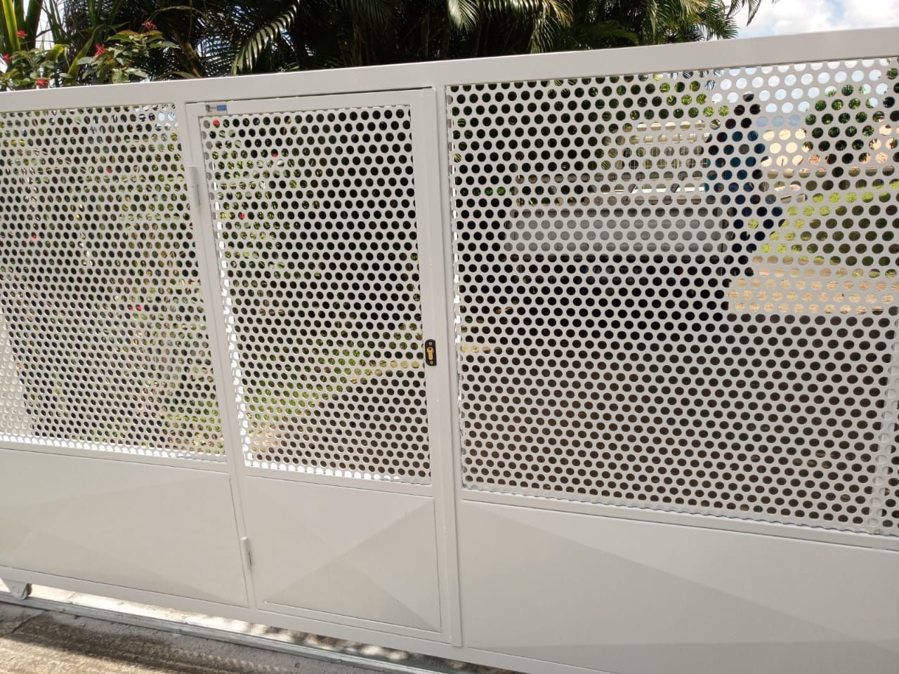 Installation en Martinique d'un portail vert.