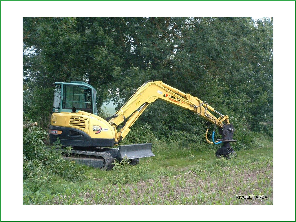 Machine de TP jaune en train de débroussailler